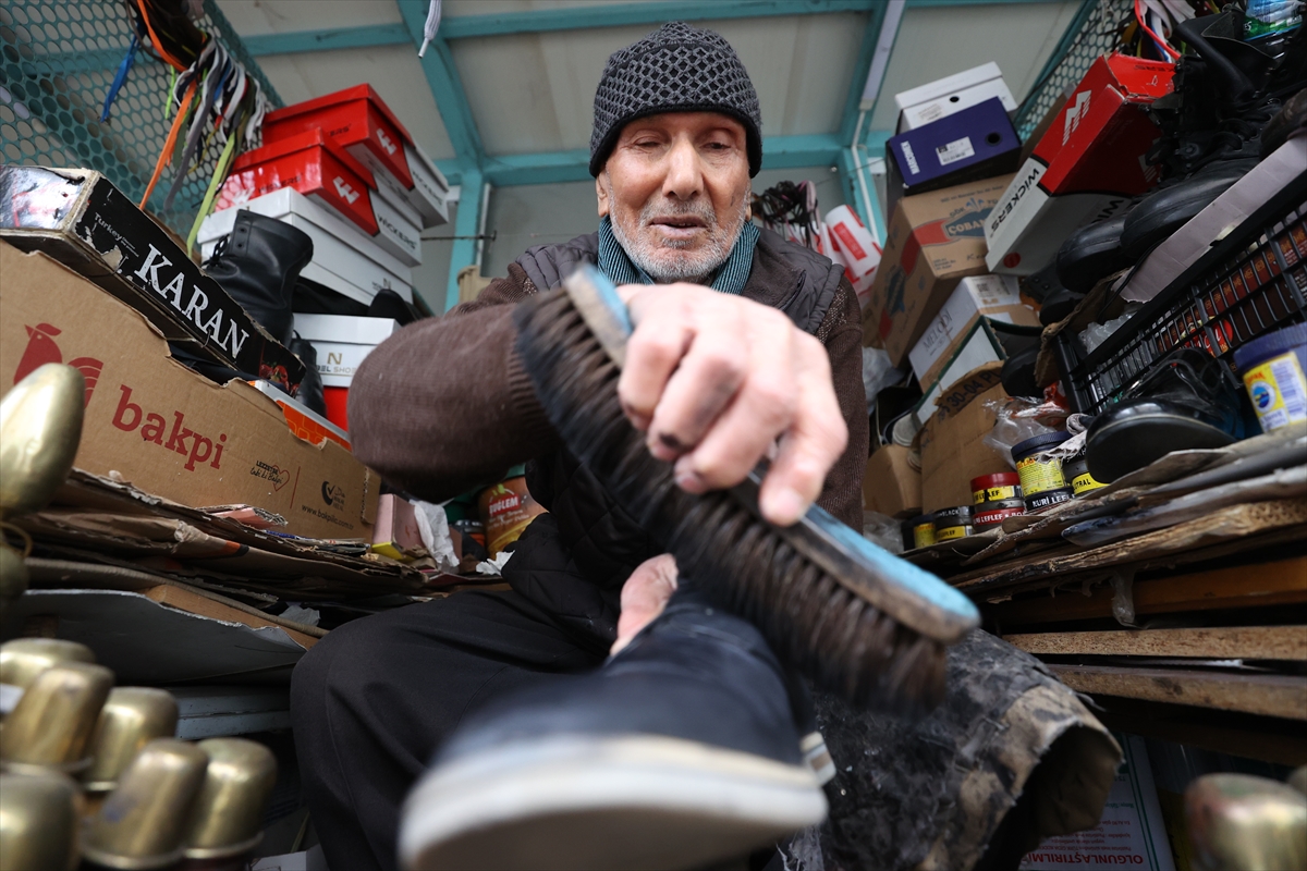 95 yaşında ayakkabı boyacılığı yapıyor