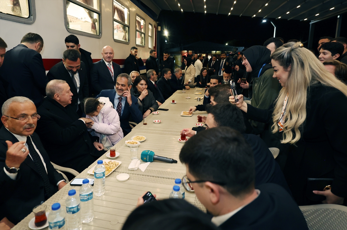 Çay bahçesinde bir Cumhurbaşkanı