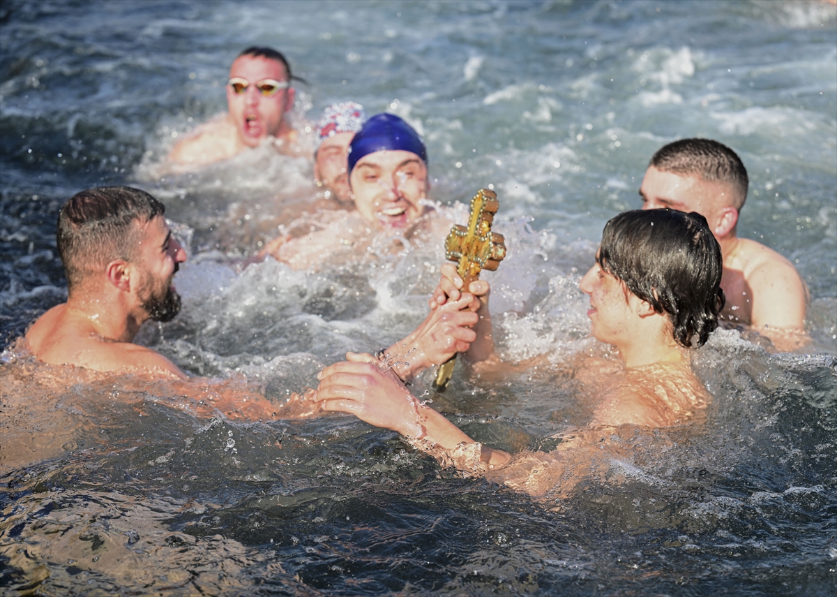 Geleneksel Haliç'te denizden haç çıkarma töreni yapıldı