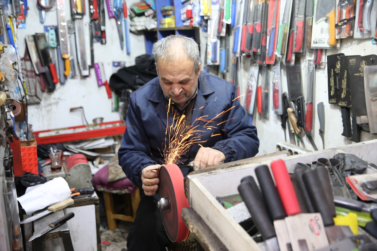 Şanlıurfa'da 4 metrekarelik dükkanda üç kuşaktır bıçakçılık yapıyorlar