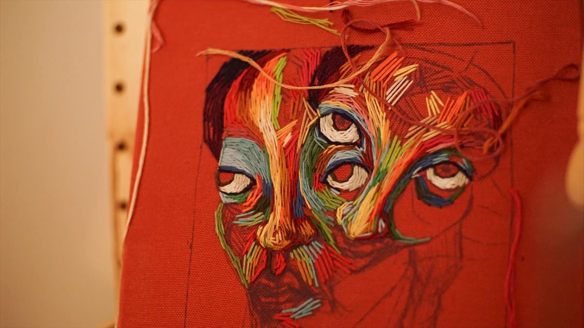 Çağdaş ve geleneksel sanat ipliğin renkli dünyasıyla buluşuyor