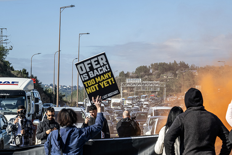 Gazze'deki İsrailli esirlerin yakınları, Tel Aviv’de otoyolu trafiğe kapattı