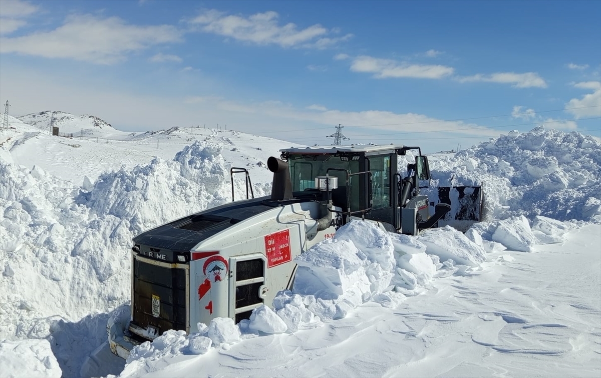 Hakkari'de ekiplerin karla mücadelesi