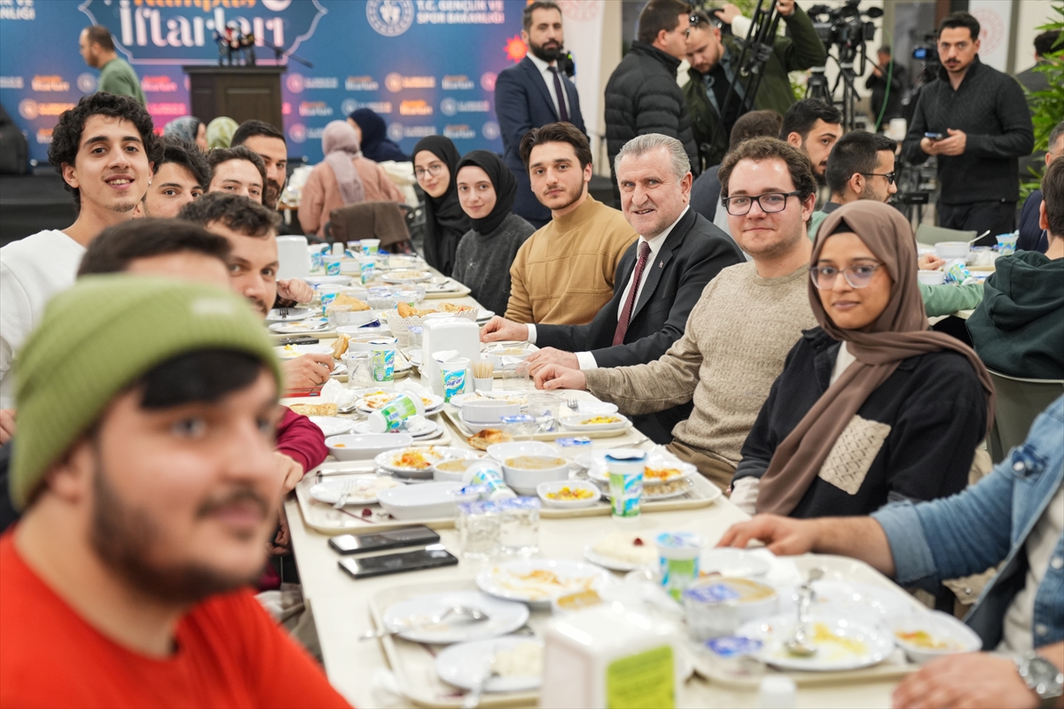 İHÜ öğrencilerinin iftarında Bakan Bak vardı