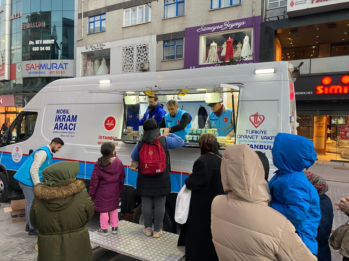 Mobil araçla vatandaşlara iftarlık ikramı
