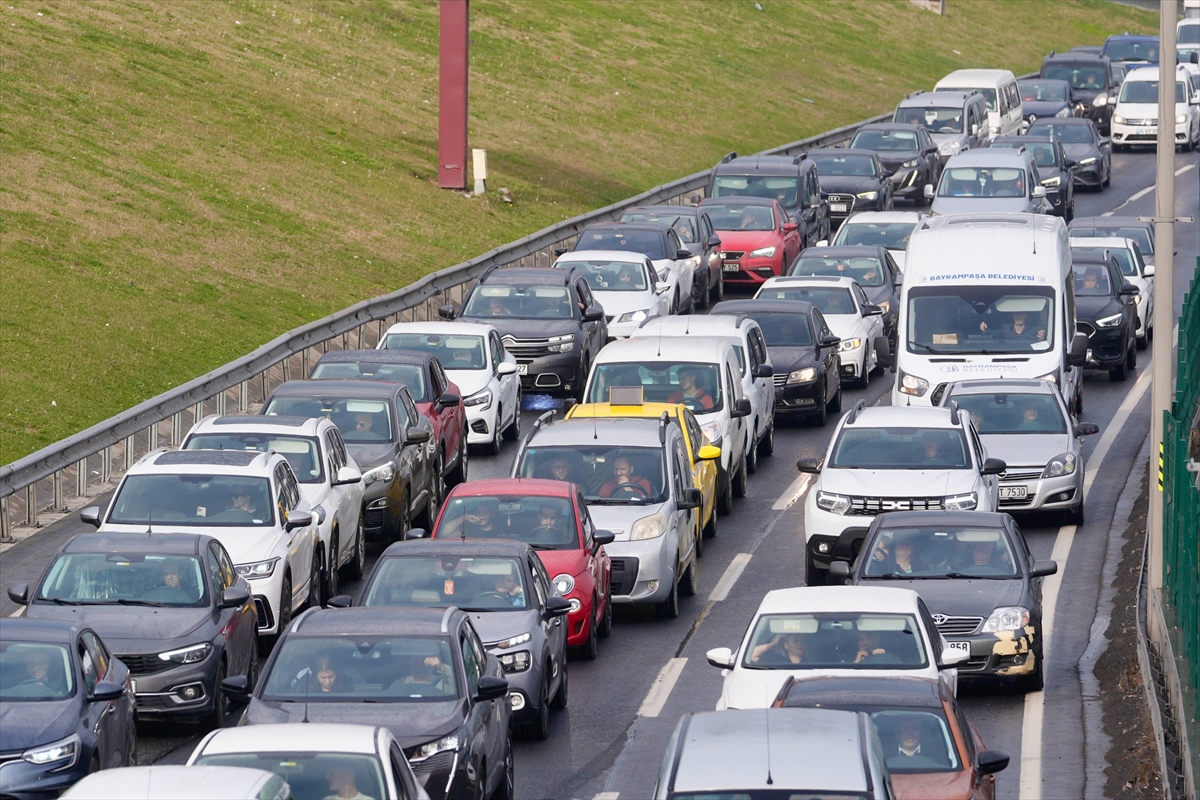 İstanbul'da akşam saatlerinde trafik yoğunluğu yüzde 83'e ulaştı