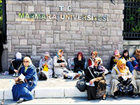 Marmara Üniversitesi başörütülü ailleri bahçeye almadı