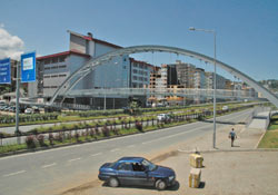 ÜST GEÇİTTEN MOTOSİKLETLE GEÇTİ!