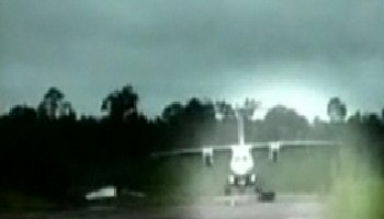 Köpek uçağı böyle devirdi VİDEO