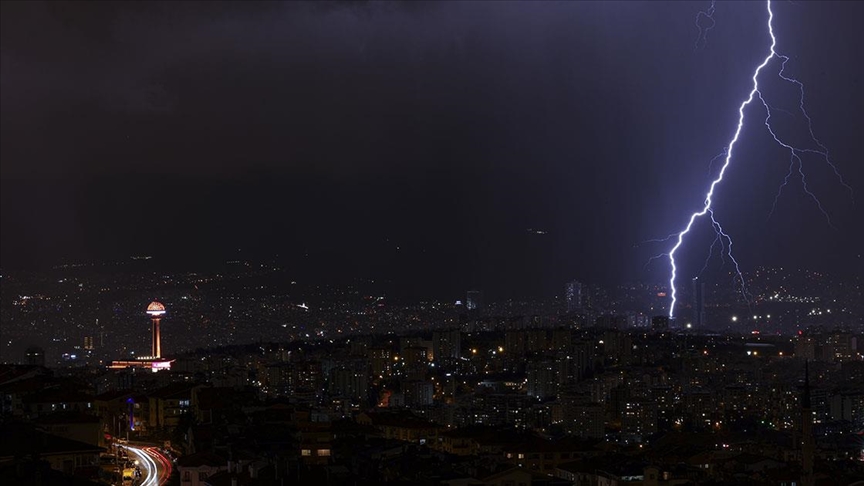 Ankara'da gök gürültülü sağanak ve dolu etkili oldu