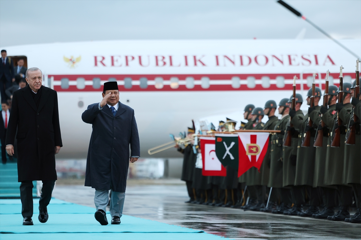 Cumhurbaşkanı Erdoğan, Endonezya Cumhurbaşkanı Subianto'yu havalimanında karşıladı