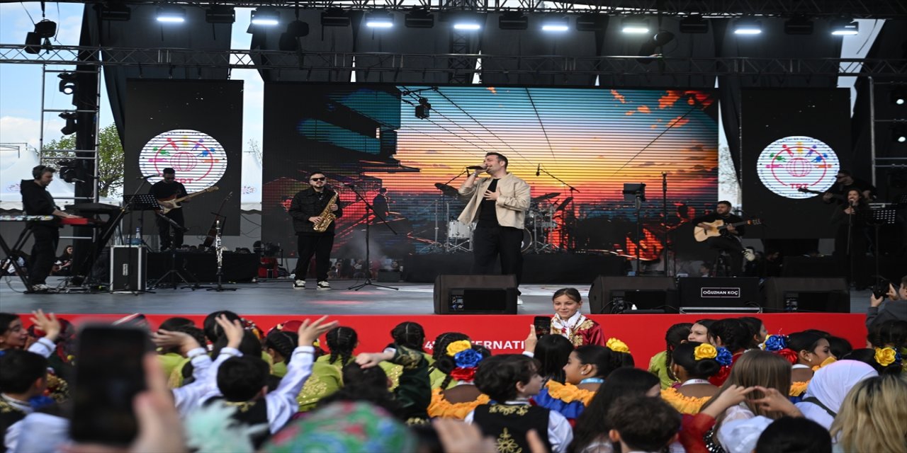 TRT uluslararası 23 Nisan Çocuk Bayramında Kültürler buluştu.