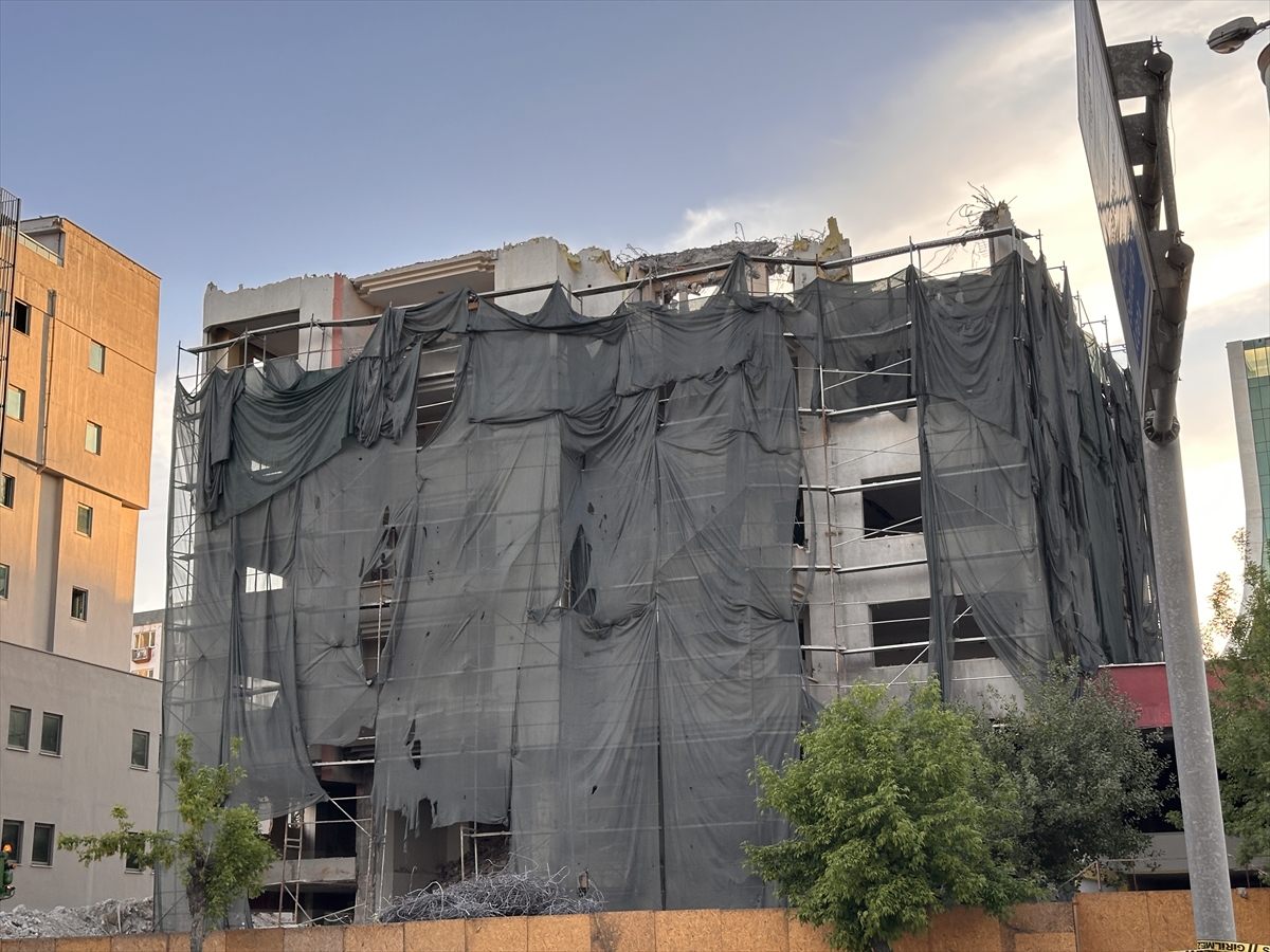 Gaziantep'te ağır hasarlı bina yıkımında çökme meydana geldi