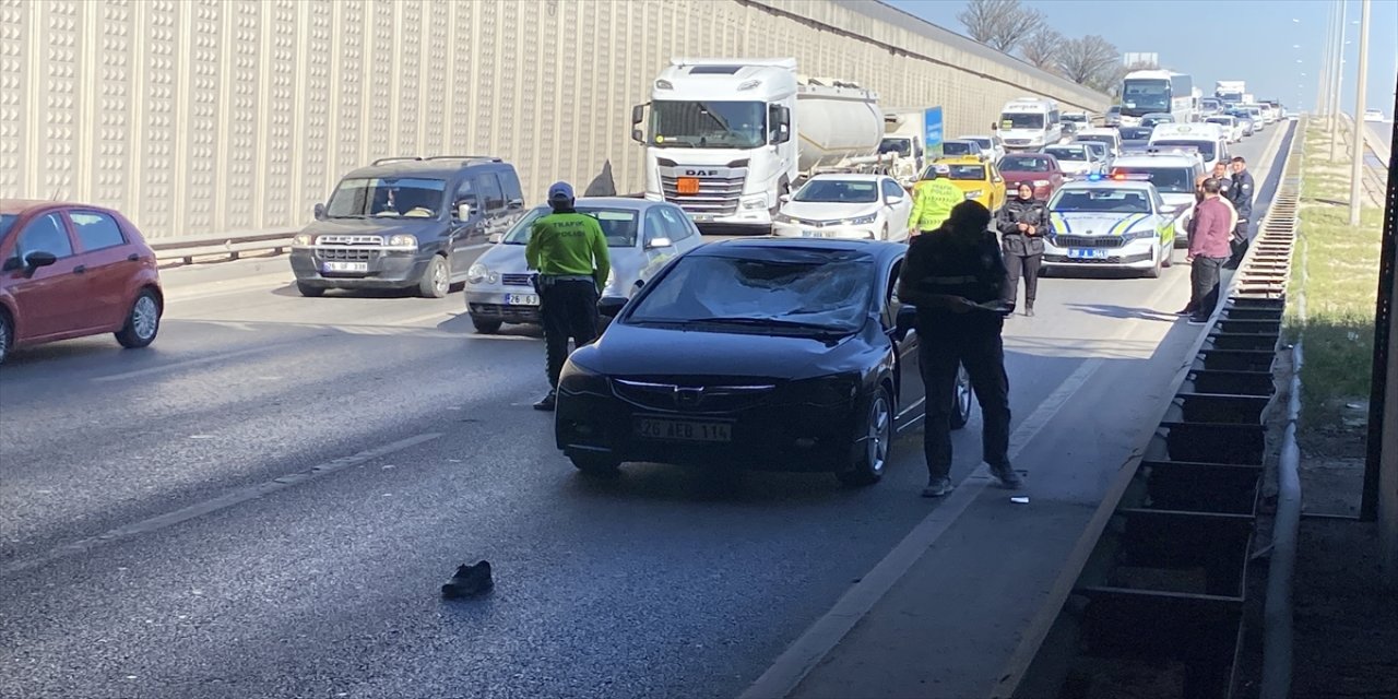 Eskişehir'de, polisin şüphe üzerine sorgulamak istediği esnada Polisten kaçarken alt geçide atladı, otomobilin üstüne düştü