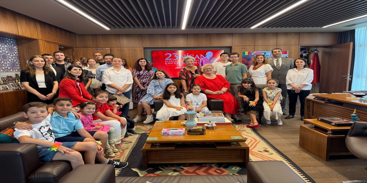 Senegal’de 23 Nisan Coşkusu: Büyükelçi Sağman, Makamını Çocuklara Devretti