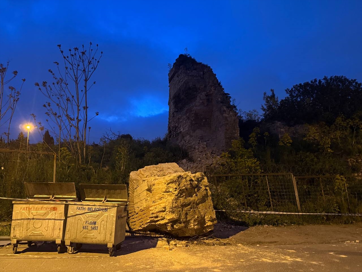 Depremler sonrası Fatih Surları'ndan kopan parça yol kenarına düştü