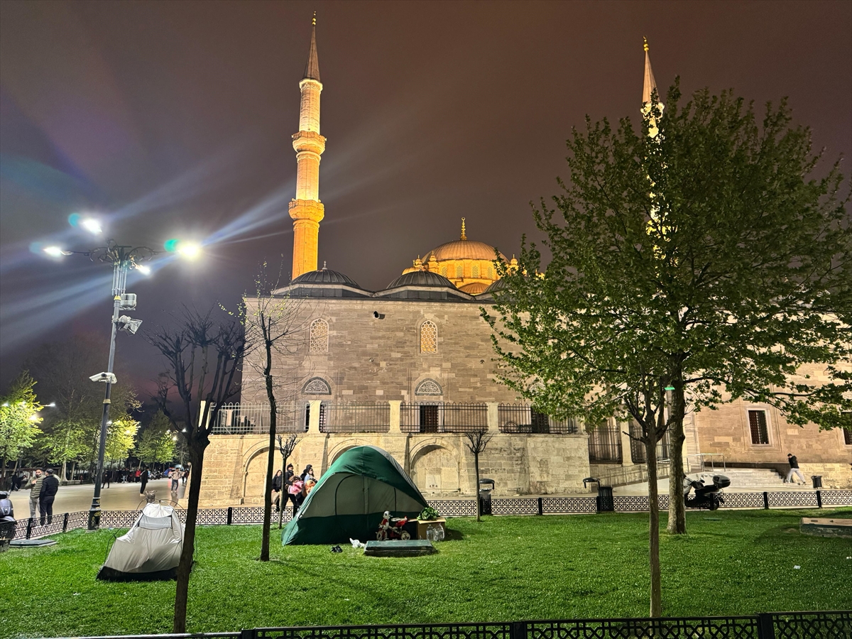 İstanbul depreminden sonra bazı vatandaşlar geceyi Fatih Camisi'nde geçiriyorlar