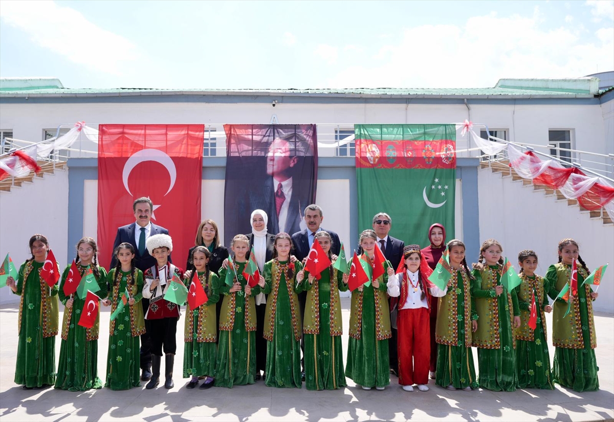 Milli Eğitim Bakanı Tekin, Türkmenistan'daki Aşkabat Ortak Türkmen-Türk Okulunu ziyaret etti
