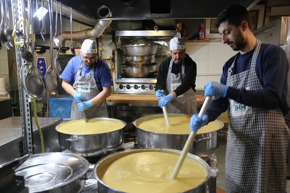 İHH, deprem sonrası İstanbul'da sahaya indi