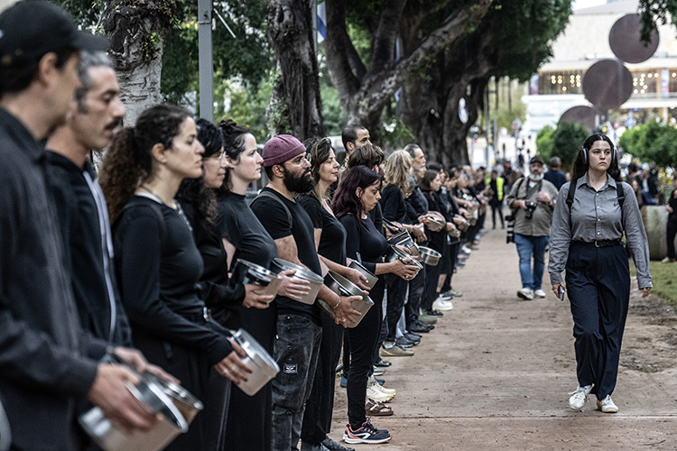 İsrailliler, Gazze'ye insani yardım girişine izin verilmemesini boş tencerelerle protesto etti