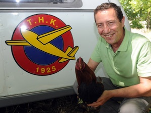 Yangın timleri keneye karşı tavuk besliyor