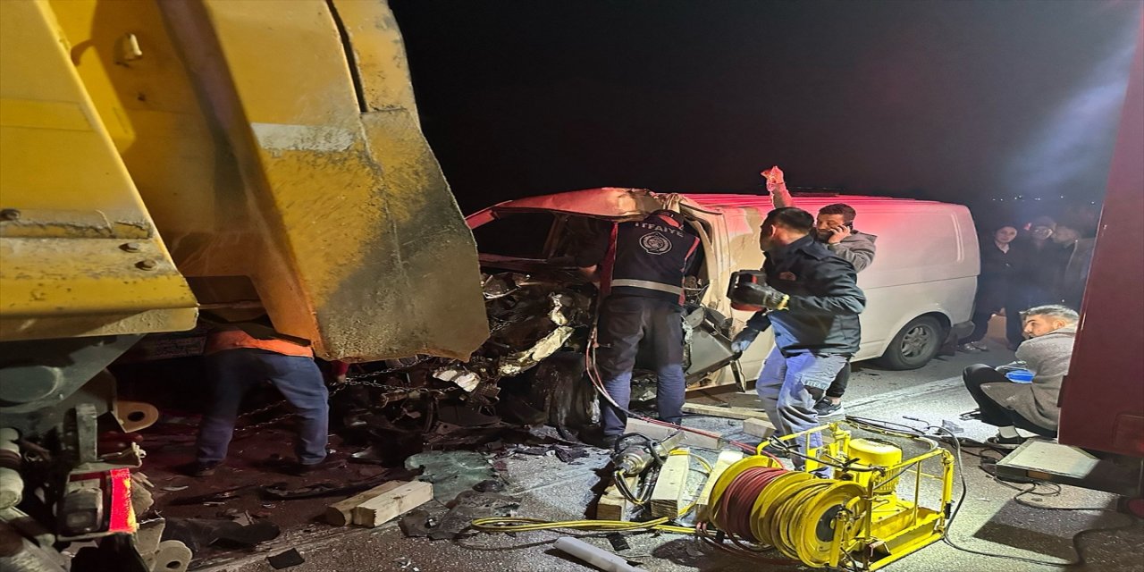 Sinop'ta tıra çarpan panelvanın sürücüsü ağır yaralandı