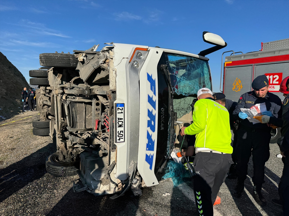Elazığ'da midibüsün devrildiği kazada 25 kişi yaralandı
