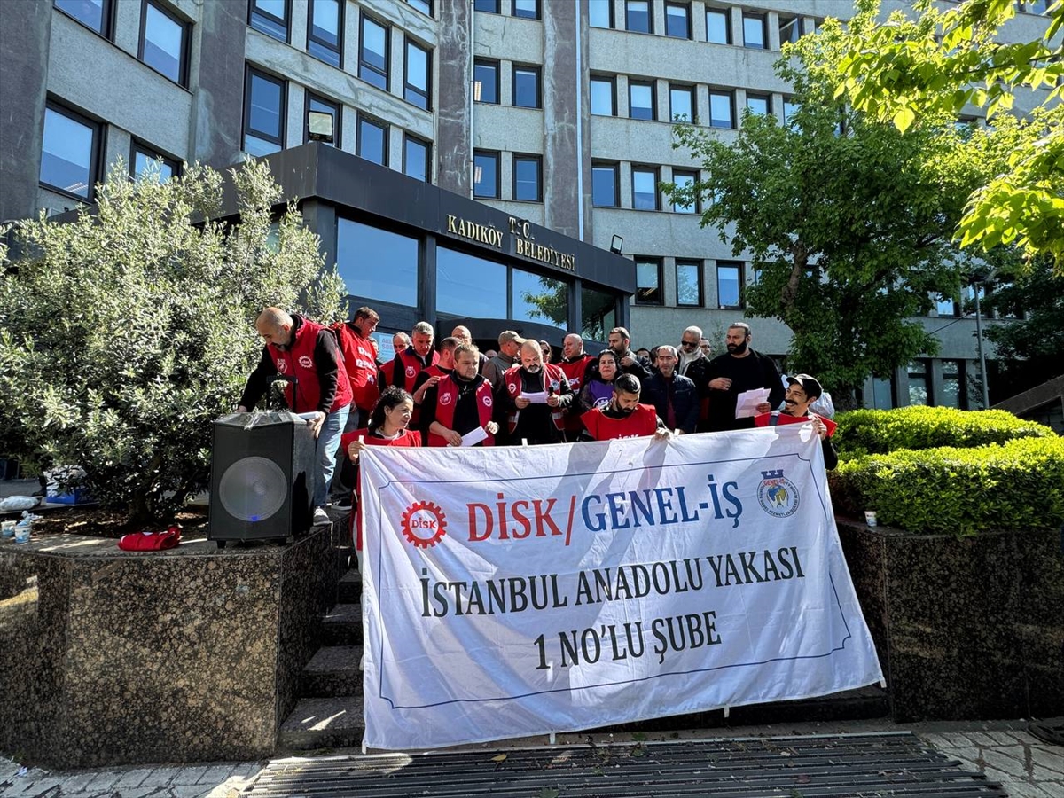 DİSK Üyeleri Kadıköy Belediyesi çalışanlarının ücret ödemelerindeki aksamalar protesto edildi