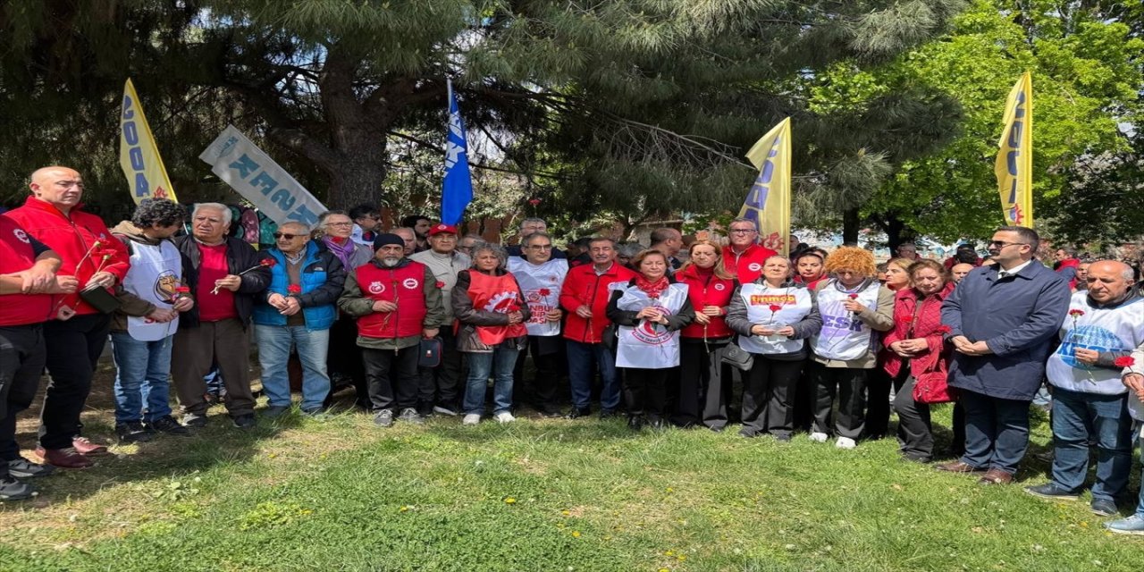 1 Mayıs 1977'nin Kurbanları Taksim'de Karanfillerle Anıldı