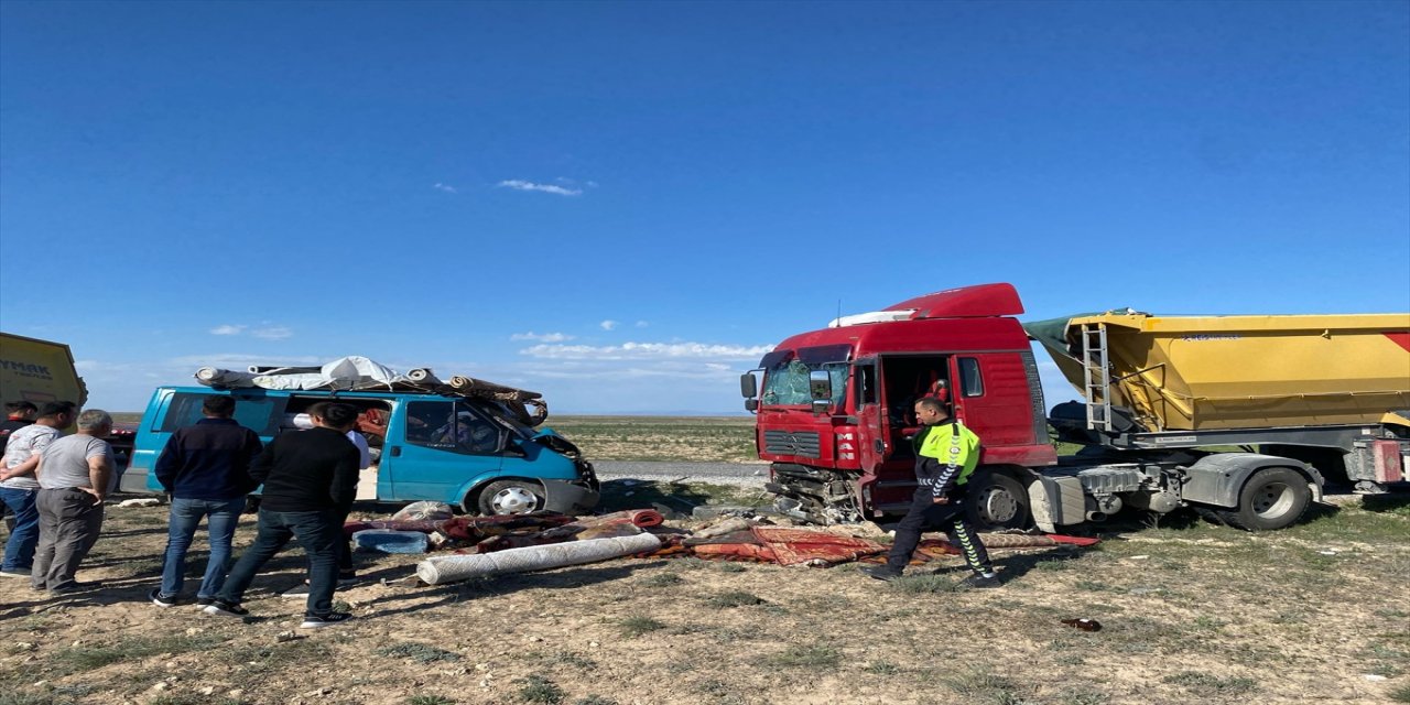 Aksaray'da Kamyon ile Minibüs Çarpıştı: 1’i Ağır 2 Yaralı