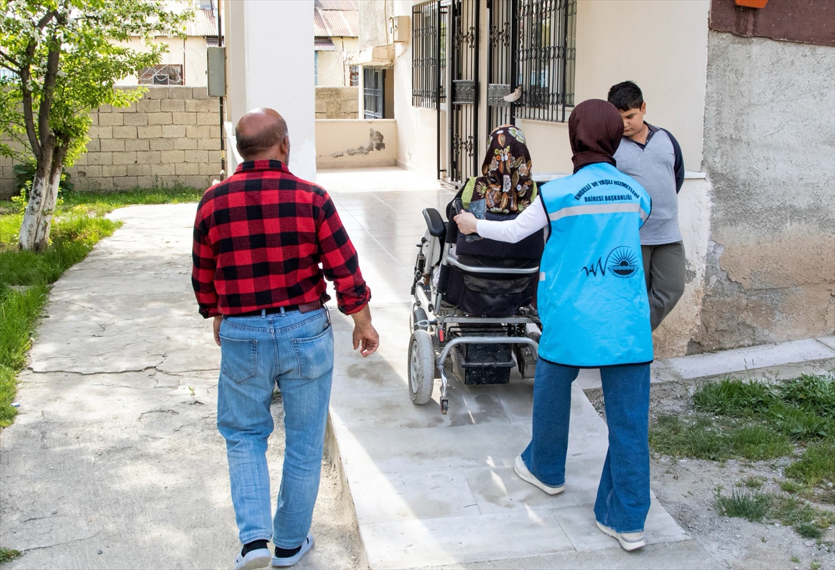 Van'da belediye ekibi, engelli kadının hayatını kolaylaştırmak için evine rampa yaptırdı