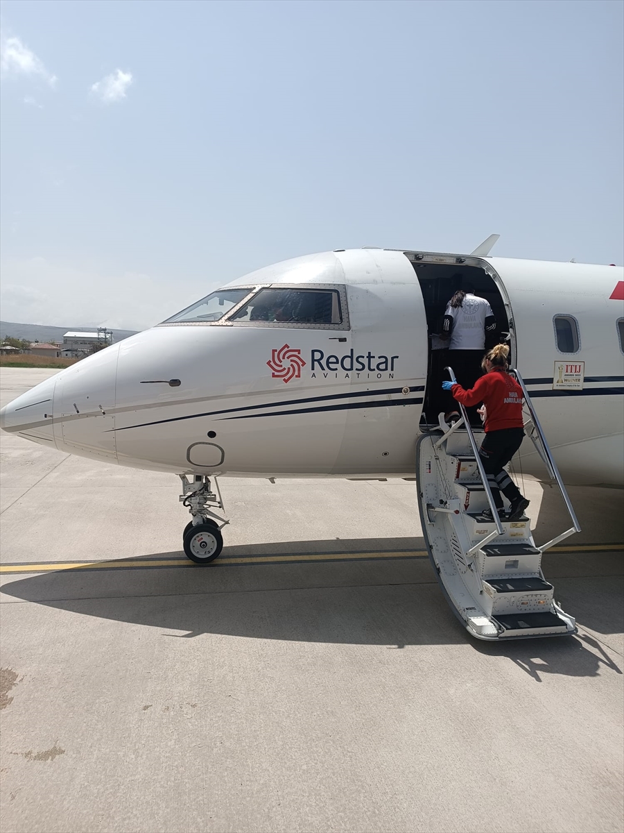 Van'da ambulans uçak 26 günlük bebek için havalandı