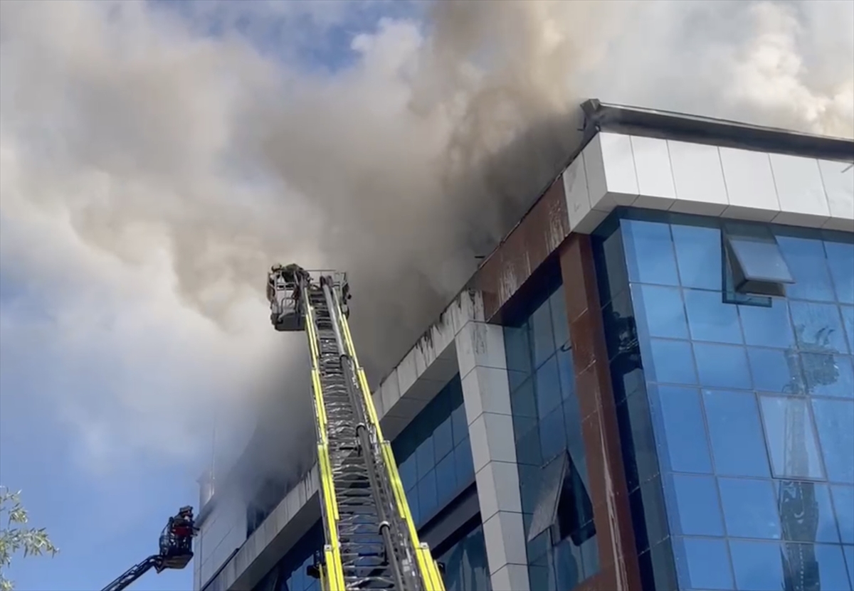 Esenyurt'ta tekstil atölyesinde çıkan yangına itfaiye müdahale ediyor