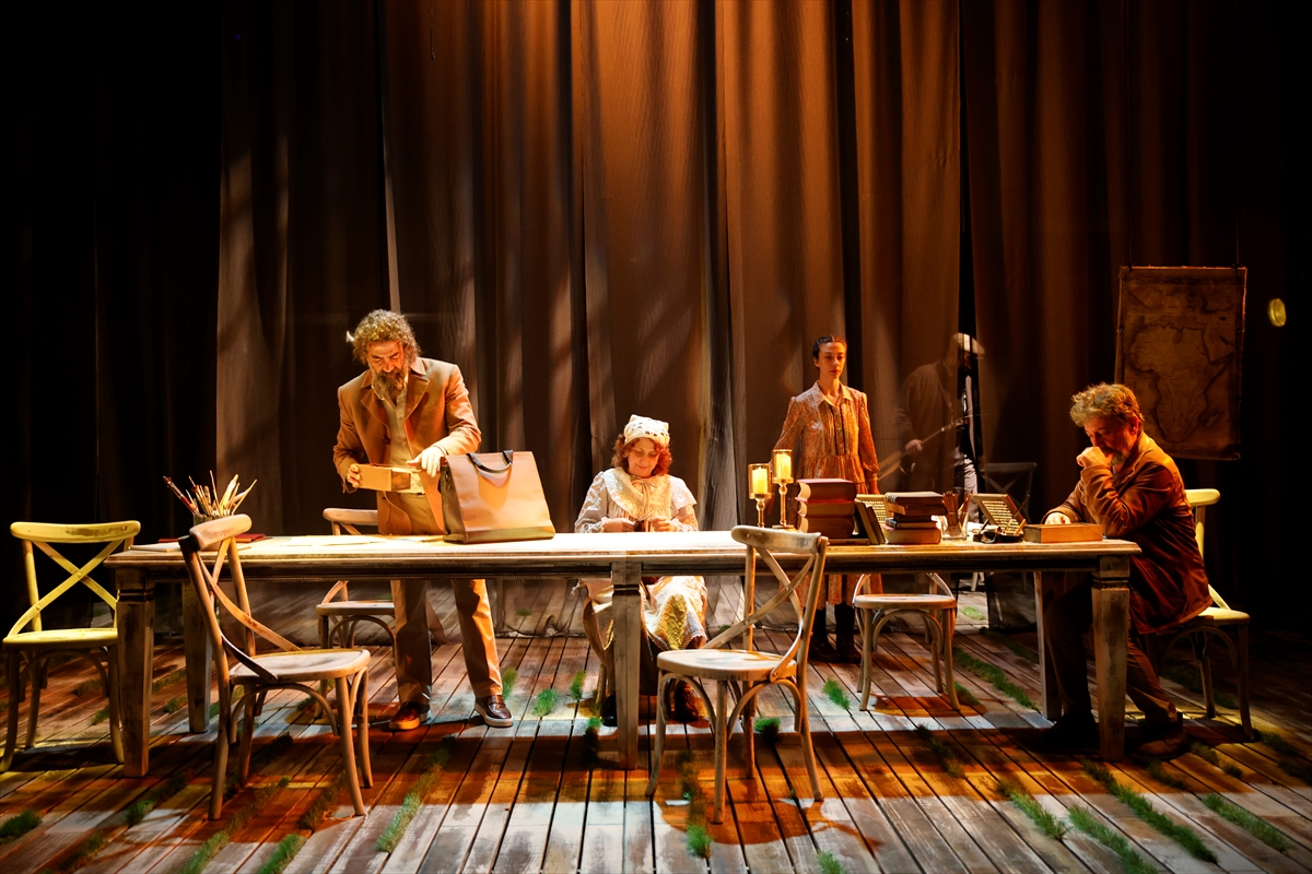 İstanbul Devlet Tiyatrosunun yeni oyunu "Vanya Dayı" seyirciyle buluştu