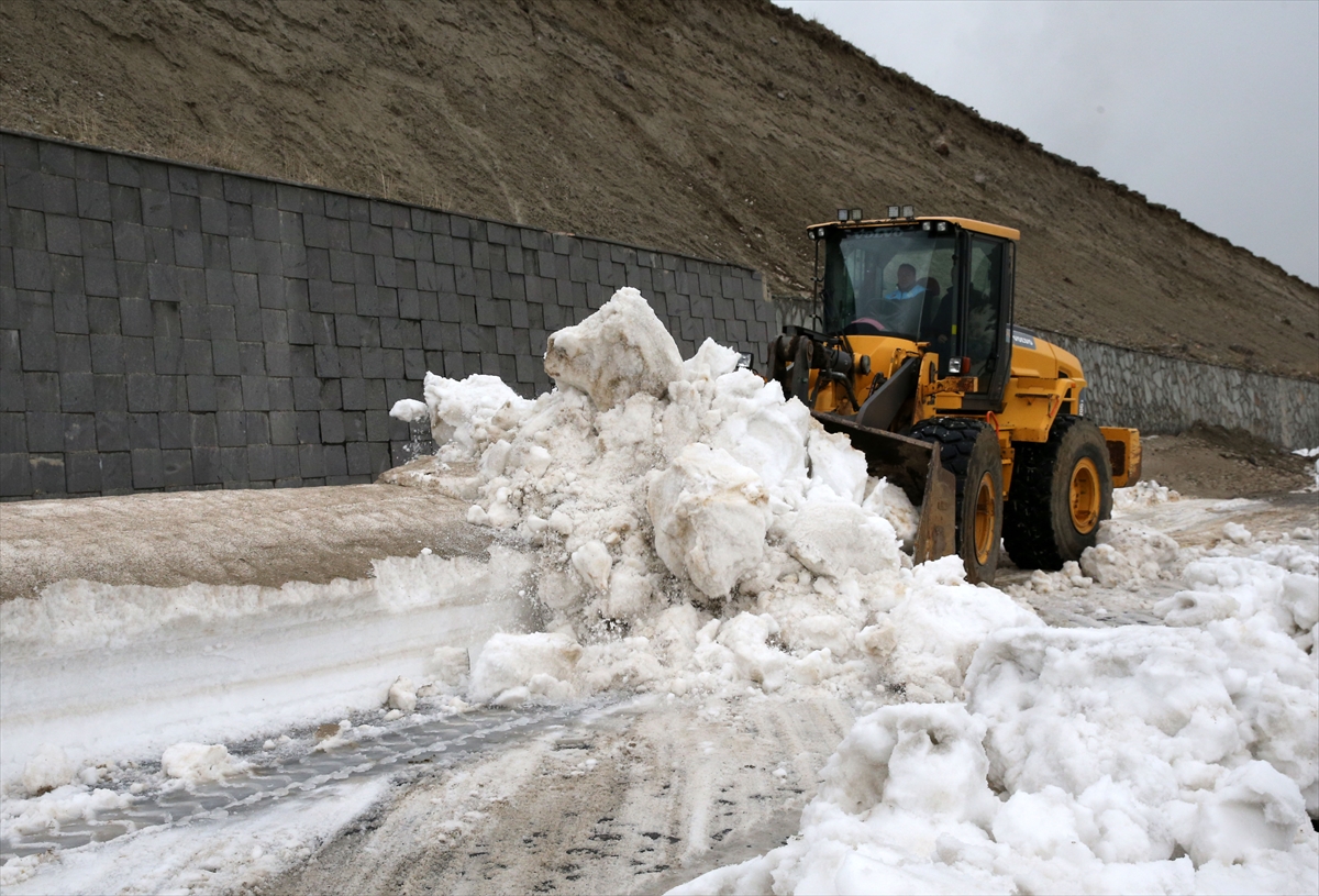 Kardan kapanan Nemrut Krater Gölü yolu ekiplerin çalışmasıyla açıldı