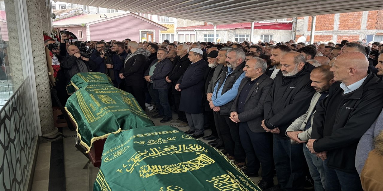 Fransa’daki Yangında Hayatını Kaybeden Üç Kız Kardeş Rize’de Toprağa Verildi