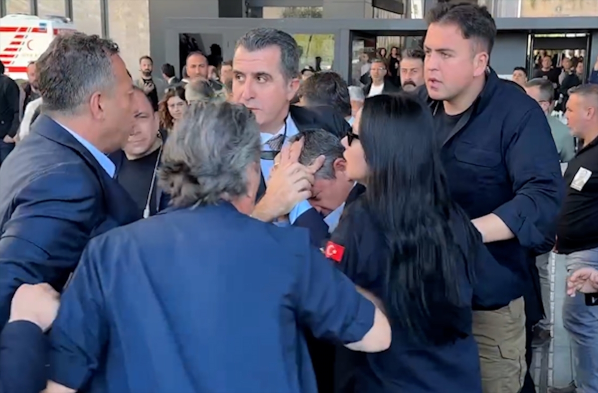 CHP Genel Başkanı Özgür Özel'e, Sırrı Süreyya Önder'i anma töreninin ardından yumruklu saldırı