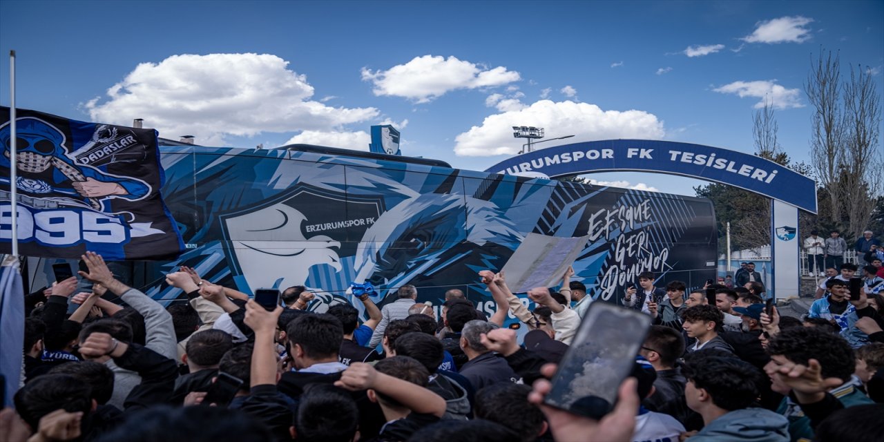 Erzurumspor FK, Ümraniyespor maçı öncesi meşalelerle uğurlandı