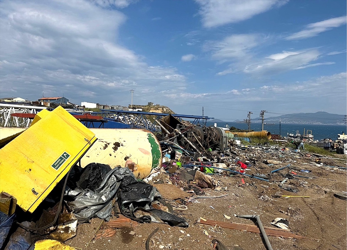 Aliağa Belediyesi gemi söküm bölgesinde tonlarca tehlikeli atığın etrafa saçıldığını açıkladı