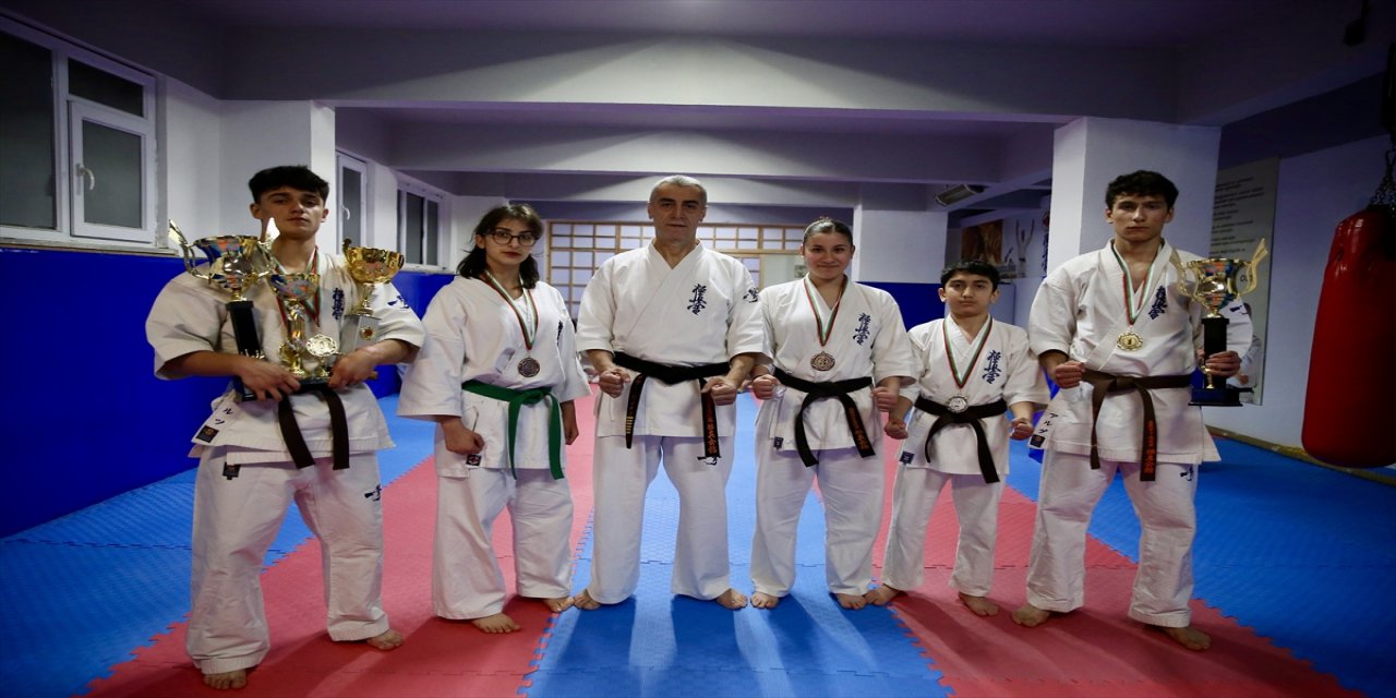 Zayıflamak İçin Başladığı Karateyi 36 Yıldır Şampiyon Yetiştirerek Sürdüren Ömer Salih Cengiz