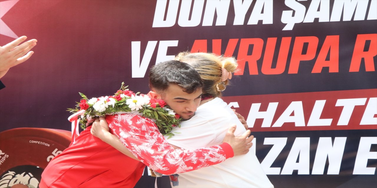 Dünya şampiyonu halterci Ramazan Efe Yılmaz, Çankırı'da davul zurnayla karşılandı