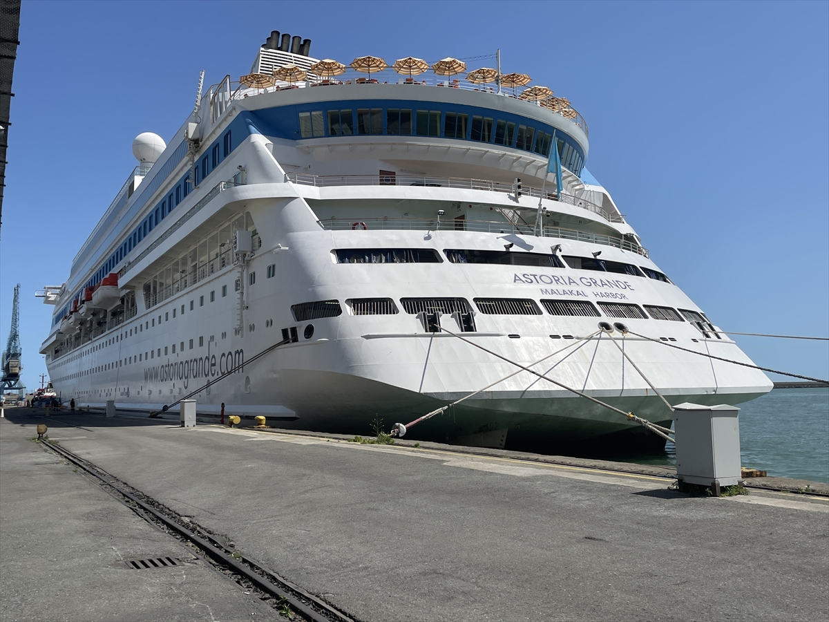 "Astoria Grande" kruvaziyeri 947 yolcusuyla Trabzon'a geldi