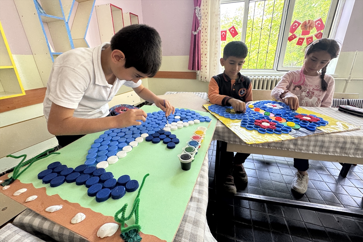 Toplanan mavi kapaklar öğrencilerin emeğiyle Anneler Günü hediyesi oldu
