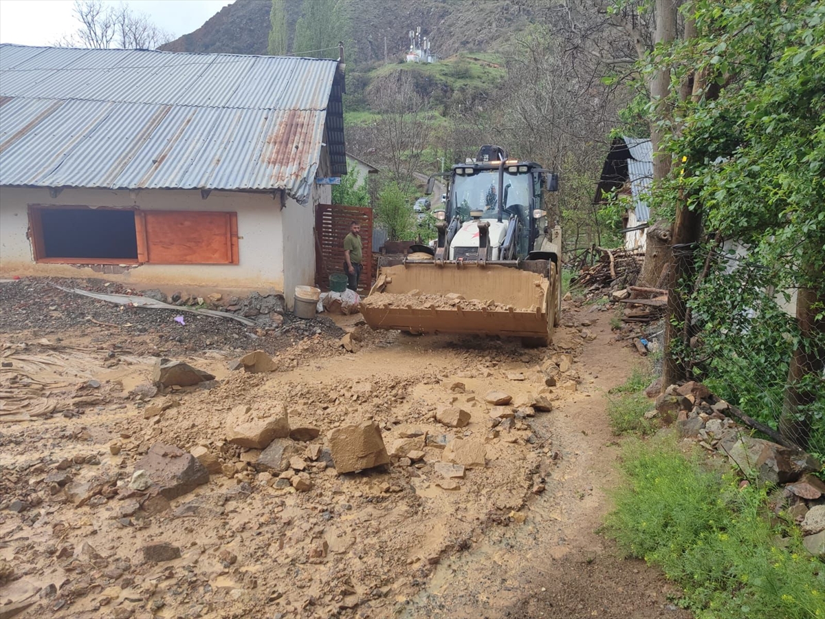 Sivas'ta şiddetli yağışlar sele neden oldu