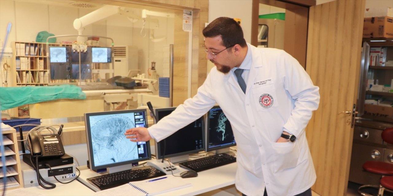 Ağrı’da beyin kanaması geçiren hasta, Erzurum’da 5 saatlik ameliyatla hayata tutundu.