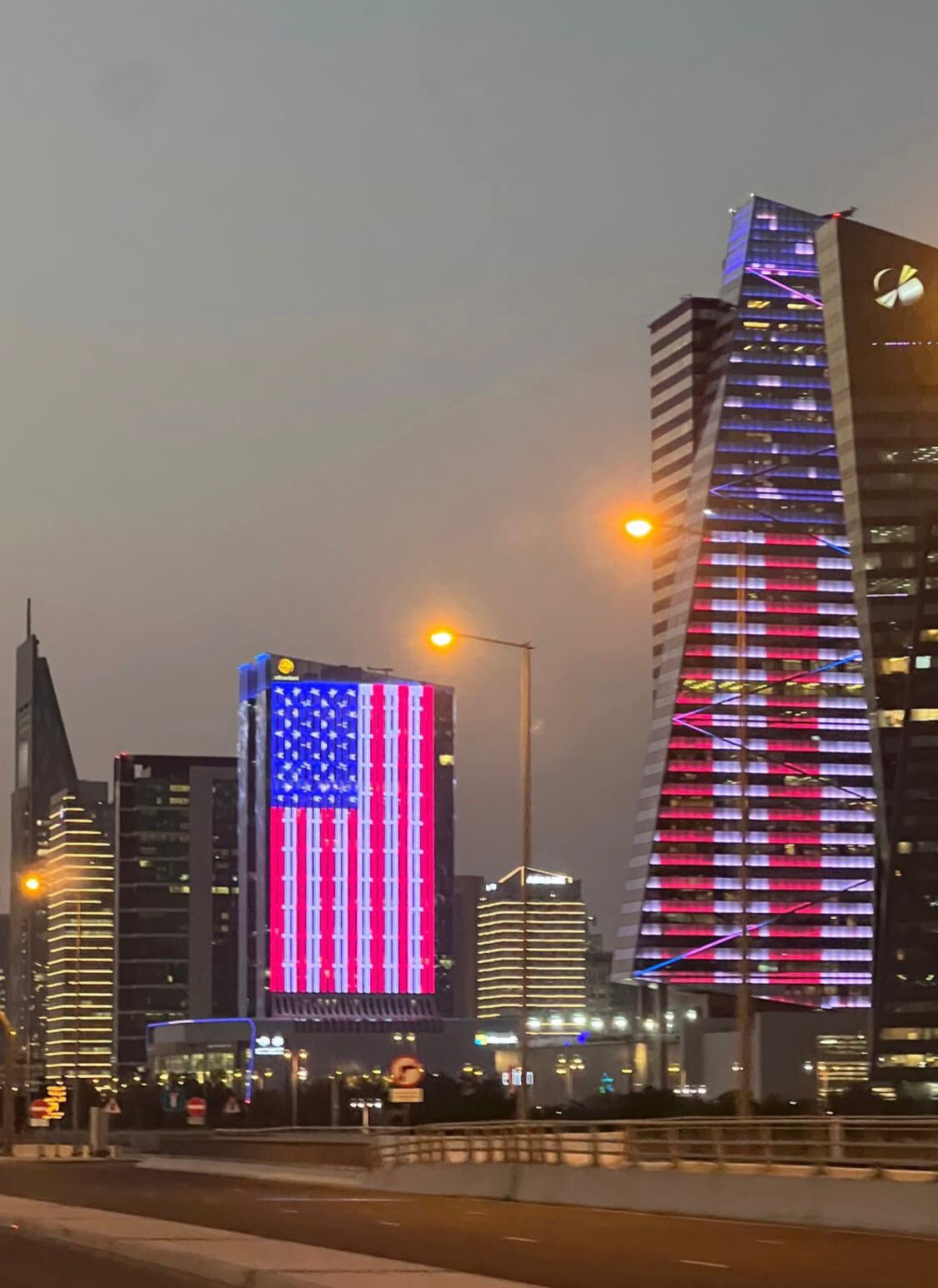 Katar'daki gökdelenler Trump'ın ziyareti dolayısıyla ABD bayrağı renkleriyle ışıklandırıldı