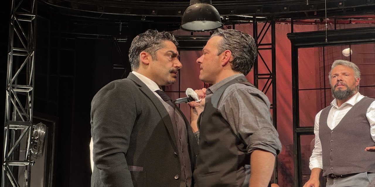 "12 Öfkeli" tiyatro oyunu Trabzon’da sahnelendi