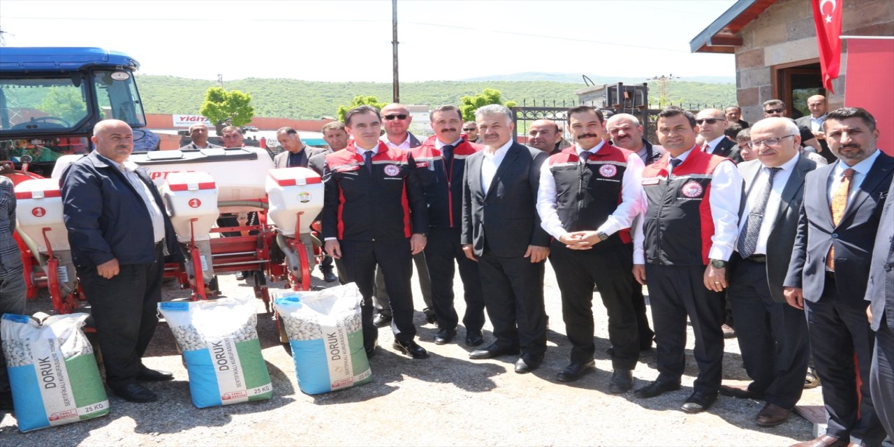 Güroymak’ta çiftçiye destek: Yüzde 75 hibeli 13,6 ton kuru fasulye tohumu dağıtıldı.