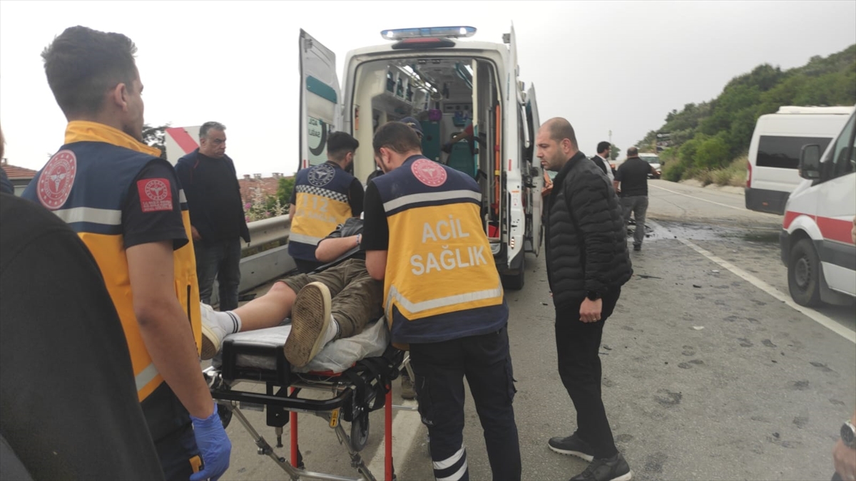 Bursa'da işçileri taşıyan minibüs ile otomobilin çarpıştığı kazada 12 kişi yaralandı