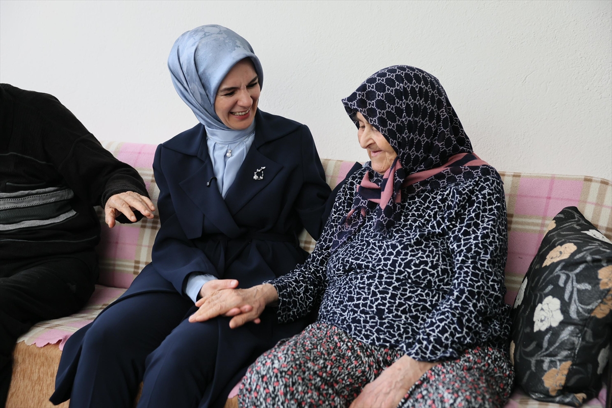 Bakan Göktaş, 70 yıldır evli olan Yılmaz çiftini ziyaret etti